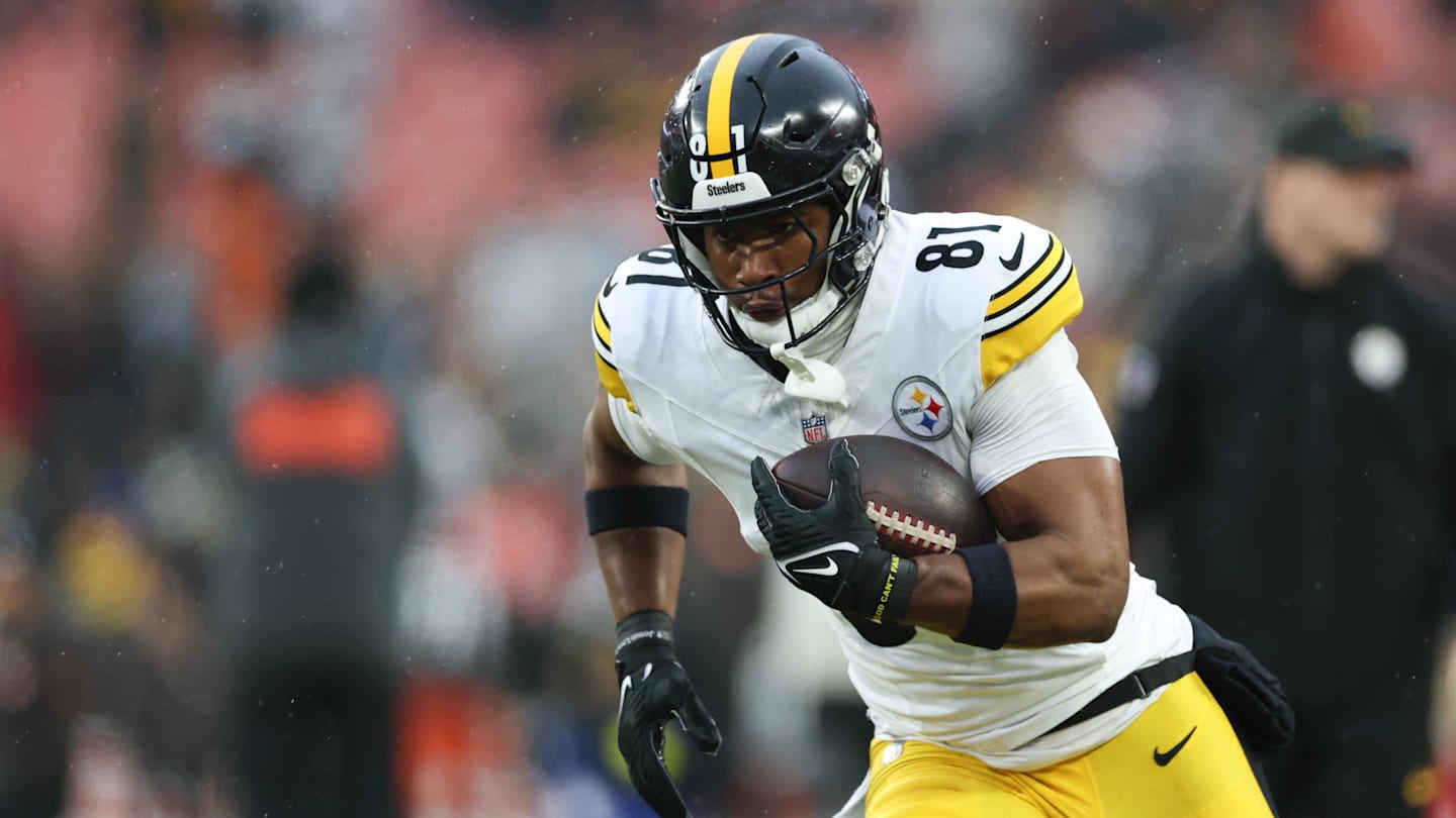 Panthers Could Sign $6M Ex-Steelers TE Instead of Drafting Kenyon Sadiq