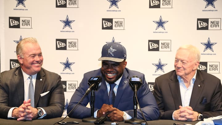 Apr 29, 2016; Irving, TX, USA; Dallas Cowboys number one draft pick Ezekiel Elliott (center) answers