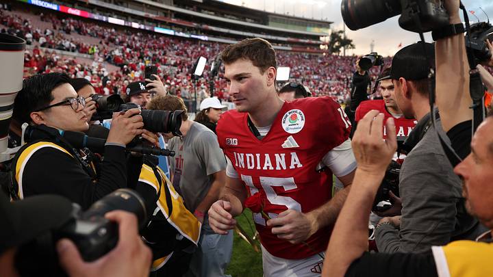 El Rose Bowl de Fernando Mendoza, no fue reclutado como estrella, pero desarmó a Alabama con sangre fría y llevó a los Hoosiers a la victoria más grande de su historia. El Rose Bowl de Fernando Mendoza, no fue reclutado como estrella, pero desarmó a Alabama con sangre fría y llevó a los Hoosiers a la victoria más grande de su historia.