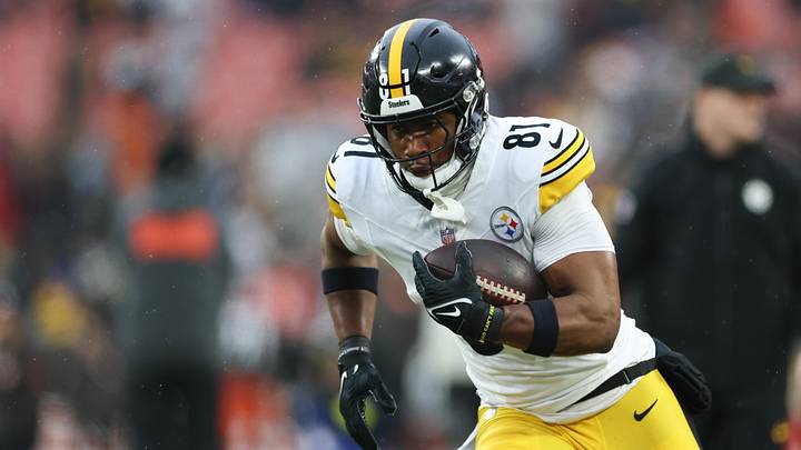 Dec 28, 2025; Cleveland, Ohio, USA; Pittsburgh Steelers tight end Jonnu Smith (81) warms up before the game against the Cleveland Browns at Huntington Bank Field. Mandatory Credit: Scott Galvin-Imagn Images Dec 28, 2025; Cleveland, Ohio, USA; Pittsburgh Steelers tight end Jonnu Smith (81) warms up before the game against the Cleveland Browns at Huntington Bank Field. Mandatory Credit: Scott Galvin-Imagn Images