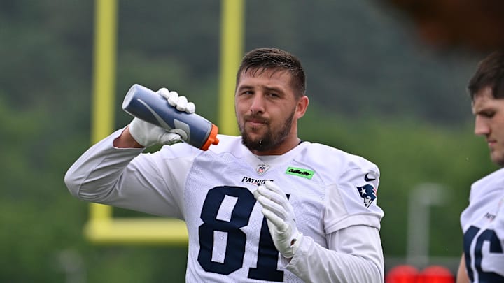 Jun 9, 2025; Foxborough, MA, USA; New England Patriots tight end Austin Hooper (81) takes a drink during minicamp at Gillette Stadium. Mandatory Credit: Eric Canha-Imagn Images