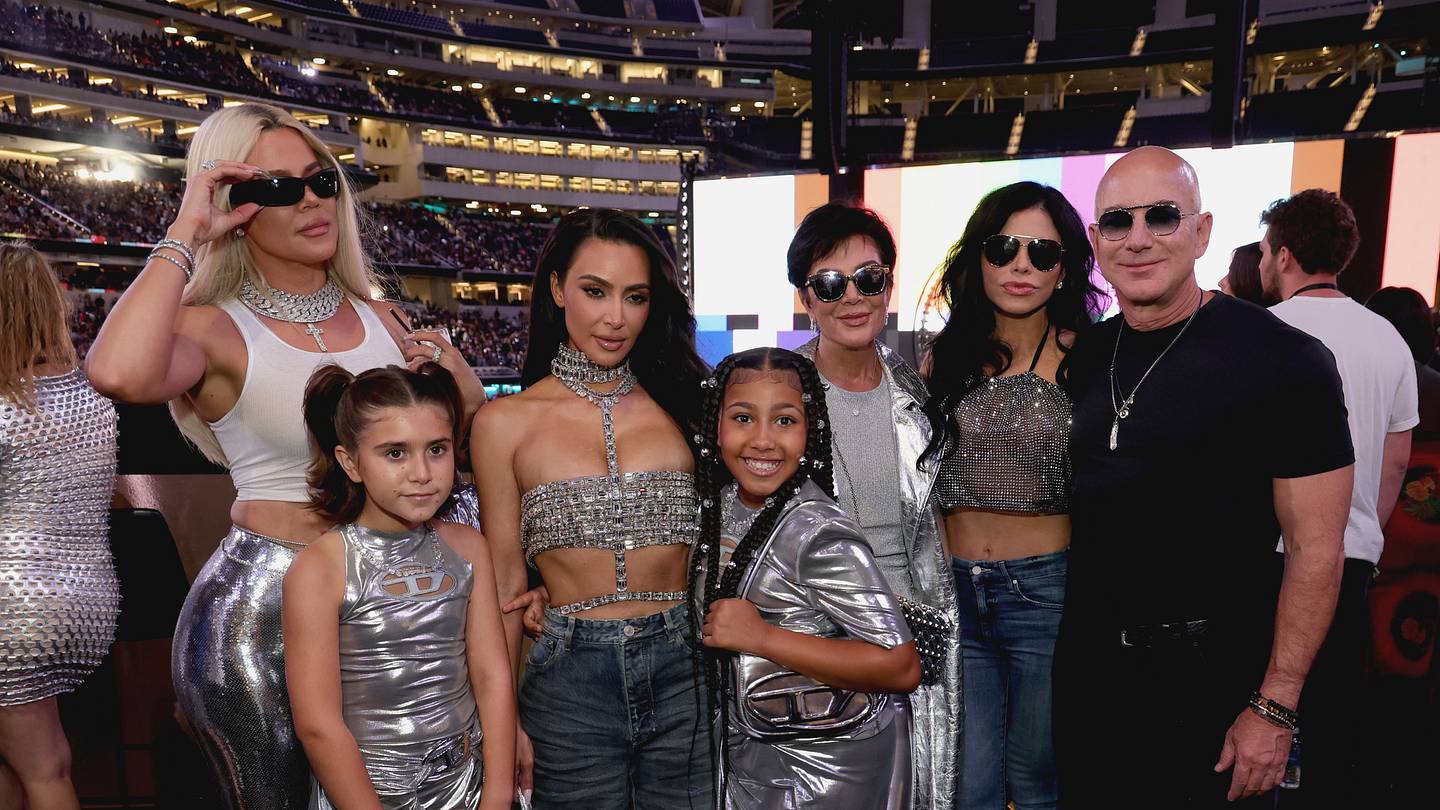 KhloéKardashianはスタイルを40回転させ、プロのような整形手術の噂を閉めます
