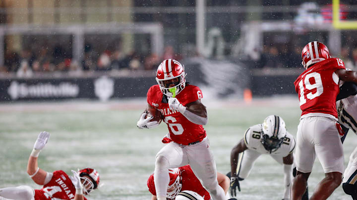 Indiana Hoosiers running back Justice Ellison (6) plays...
