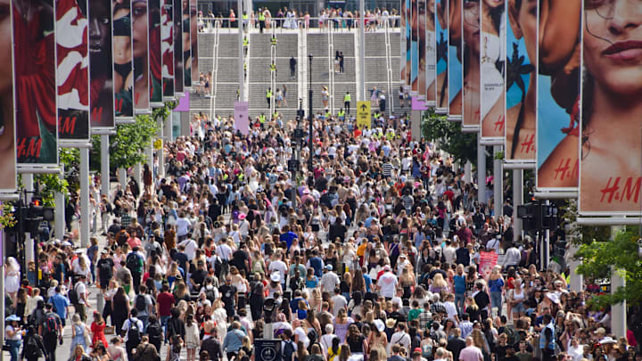 Thousands of Taylor Swift fans