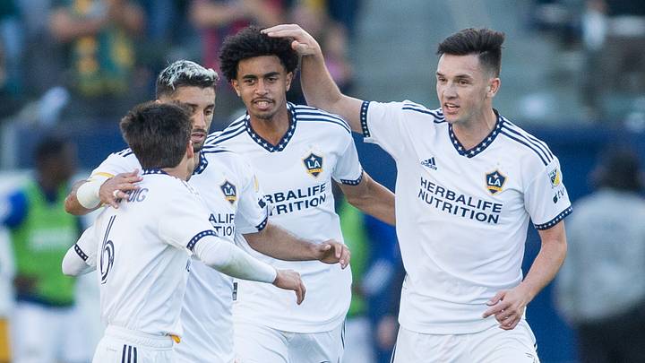 Jugadores del LA Galaxy celebran un gol.