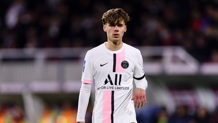 Luis Campos, le nouvel homme fort du secteur sportif au PSG s'est vu poser un lapin par Edouard Michut Luis Campos, le nouvel homme fort du secteur sportif au PSG s'est vu poser un lapin par Edouard Michut