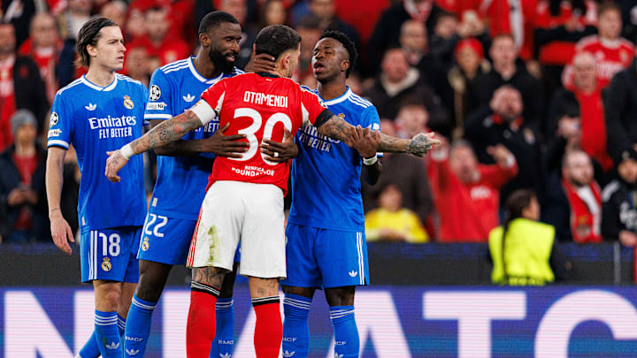 Nicolás Otamendi en conflit avec Vinicius Júnior lors du barrage aller de la Ligue des Champions.