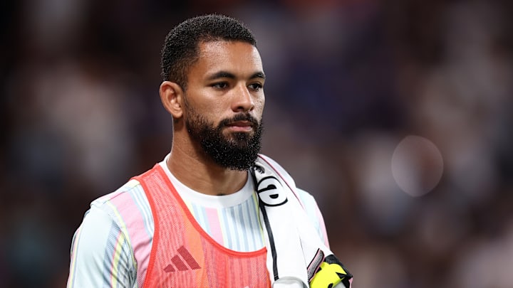 Douglas Luiz está de volta à Premier League