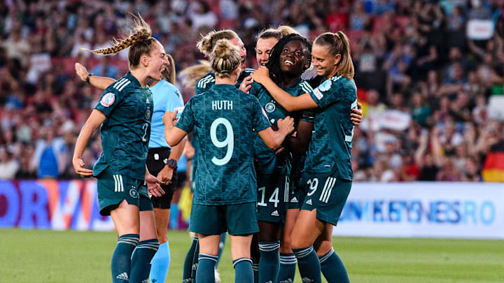 Die DFB-Elf bejubelt Nicole Anyomis Tor zum 3:0