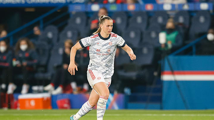 Klara Bühl und der FC Bayern freuen sich über den Turniersieg beim AMOS Women's French Cup