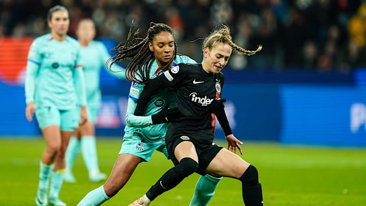 In der Champions League-Gruppenphase kann sich Barça im direkten Duell von Sophia Kleinhernes (vorne) Qualitäten überzeugen