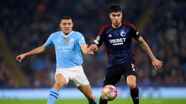 Kevin Diks (r.) im Duell mit Manchester City-Star Mateo Kovacic