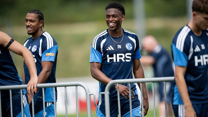 Junior Adamu (mi.) bei seinen ersten Einheiten mit dem S04