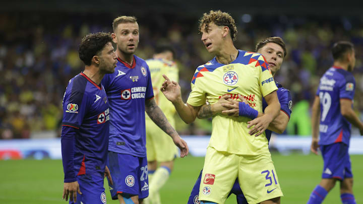 Igor Lichnovsky #31of Club America confronts José Ignacio