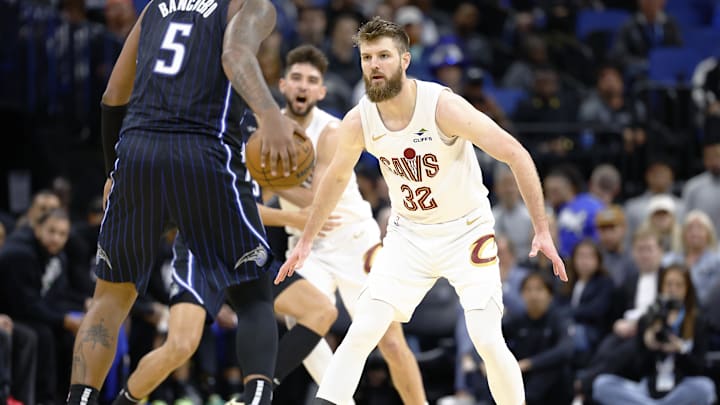 Feb 25, 2025; Orlando, Florida, USA; Cleveland Cavaliers forward Dean Wade (32) looks to defend in the second half against the Orlando Magic at Kia Center. Mandatory Credit: Russell Lansford-Imagn Images Feb 25, 2025; Orlando, Florida, USA; Cleveland Cavaliers forward Dean Wade (32) looks to defend in the second half against the Orlando Magic at Kia Center. Mandatory Credit: Russell Lansford-Imagn Images