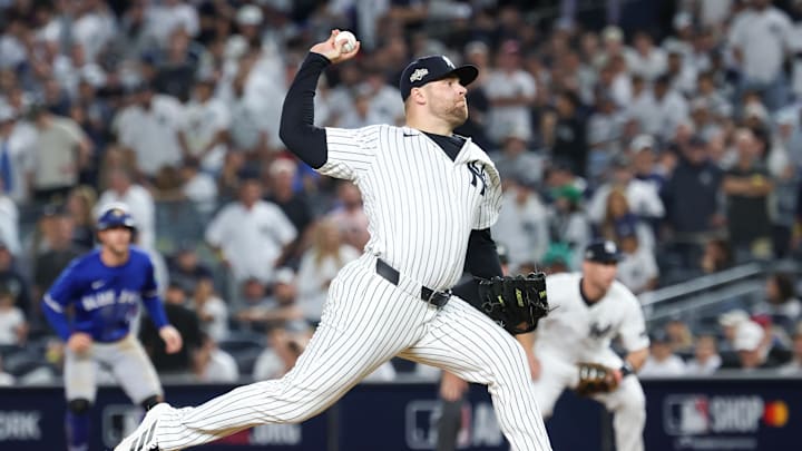 Oct 7, 2025; Bronx, New York, USA; New York Yankees relief pitcher David Bednar (53) delivers a pitch in the eighth inning against the Toronto Blue Jays during game three of the ALDS round for the 2025 MLB playoffs at Yankee Stadium. Mandatory Credit: Vincent Carchietta-Imagn Images Oct 7, 2025; Bronx, New York, USA; New York Yankees relief pitcher David Bednar (53) delivers a pitch in the eighth inning against the Toronto Blue Jays during game three of the ALDS round for the 2025 MLB playoffs at Yankee Stadium. Mandatory Credit: Vincent Carchietta-Imagn Images