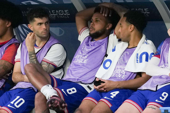 เวสตัน แม็คเคนนี่ แสดงท่าทางหดหู่บนม้านั่งสำรองข้าง คริสเตียน พูลิซิช และ ไทเลอร์ อดัมส์ เวสตัน แม็คเคนนี่ แสดงท่าทางหดหู่บนม้านั่งสำรองข้าง คริสเตียน พูลิซิช และ ไทเลอร์ อดัมส์