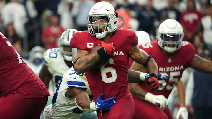 Arizona Cardinals running back James Conner (6) carries the ball against the Dallas Cowboys at State