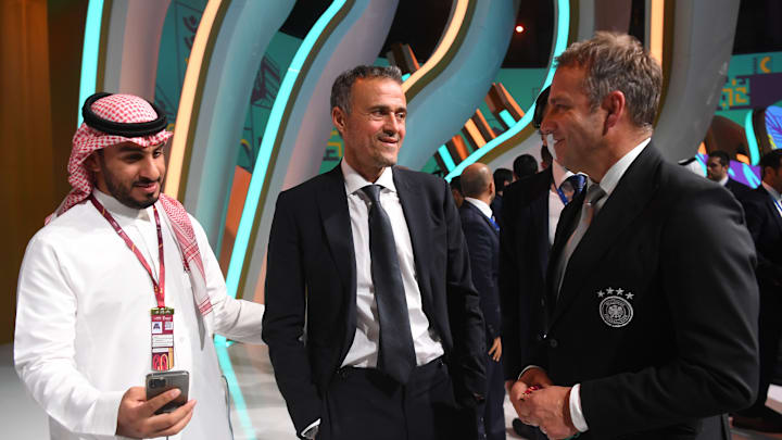 Spaniens Nationaltrainer Luis Enrique (links) und DFB-Coach Hansi Flick im Gespräch