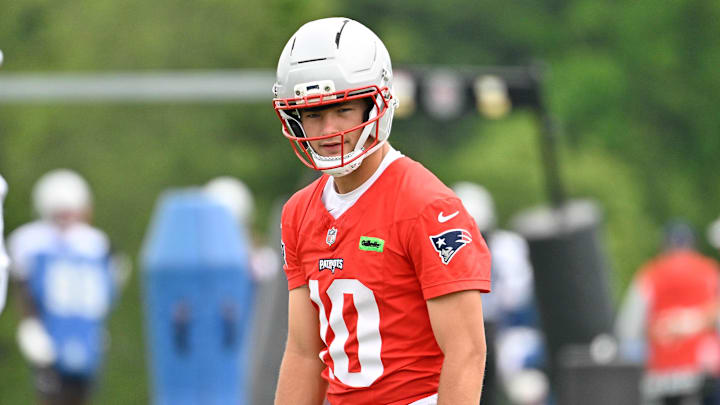 Jun 9, 2025; Foxborough, MA, USA; New England Patriots quarterback Drake Maye (10) before the snap of the ball during minicamp at Gillette Stadium. Mandatory Credit: Eric Canha-Imagn Images Jun 9, 2025; Foxborough, MA, USA; New England Patriots quarterback Drake Maye (10) before the snap of the ball during minicamp at Gillette Stadium. Mandatory Credit: Eric Canha-Imagn Images