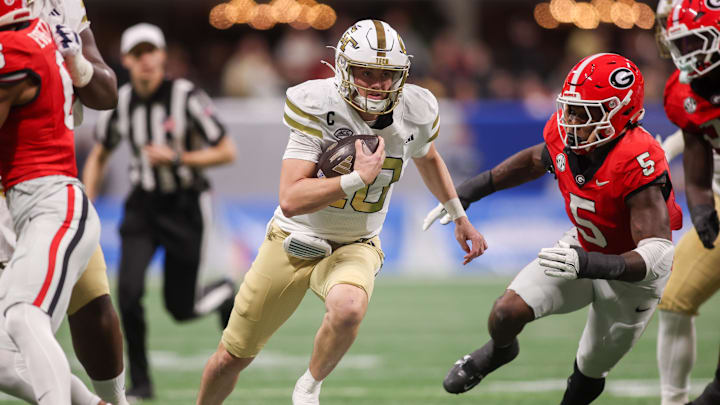 Nov 28, 2025; Atlanta, Georgia, USA; Georgia Tech Yellow Jackets quarterback Haynes King (10) runs the ball against the Georgia Bulldogs in the first quarter at Mercedes-Benz Stadium. Mandatory Credit: Brett Davis-Imagn Images