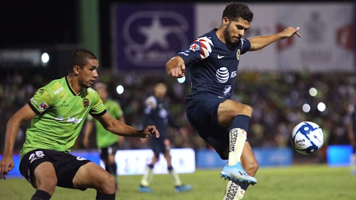 Henry Martin controla un balón ante la marca de un rival de FC Juárez.