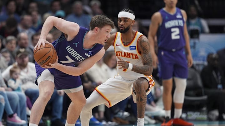 Feb 11, 2026; Charlotte, North Carolina, USA; Charlotte Hornets guard Kon Knueppel (7) handles the ball against Atlanta Hawks guard Nickeil Alexander-Walker (7) during first quarter at Spectrum Center. Mandatory Credit: Jim Dedmon-Imagn Images