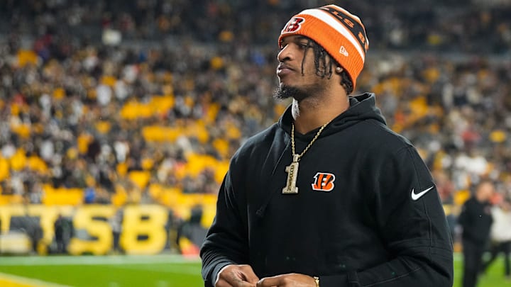 Injured Cincinnati Bengals wide receiver Ja'Marr Chase (1) walks to the locker room at halftime of
