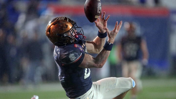 Jan 2, 2026; Memphis, TN, USA; Navy Midshipmen slotback Eli Heidenreich (22) attempts to catch a pass during the third quarter against the Cincinnati Bearcats at Simmons Bank Liberty Stadium. Mandatory Credit: Petre Thomas-Imagn Images Jan 2, 2026; Memphis, TN, USA; Navy Midshipmen slotback Eli Heidenreich (22) attempts to catch a pass during the third quarter against the Cincinnati Bearcats at Simmons Bank Liberty Stadium. Mandatory Credit: Petre Thomas-Imagn Images