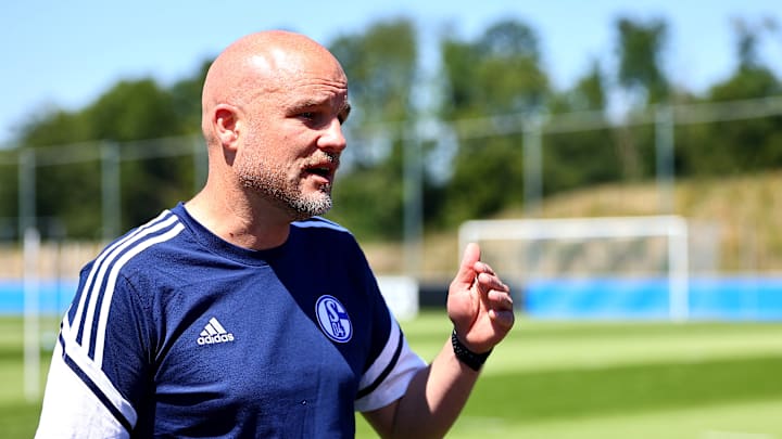 Rouven Schröder beim Trainingsauftakt der Schalker