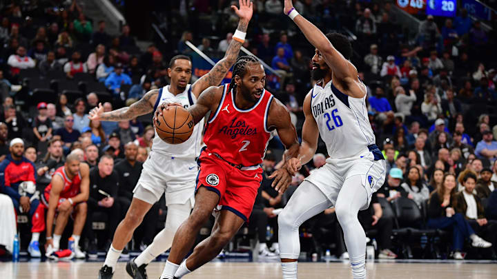 Los Angeles Clippers forward Kawhi Leonard (2) moves the ball against Dallas Mavericks guard Spencer Dinwiddie (26) during the first half at Intuit Dome. Mandatory Credit: Gary A. Vasquez-Imagn Images
