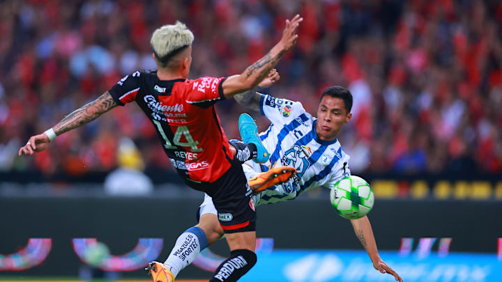 Roberto de la Rosa y Luis Reyes en la disputa de un balón. Roberto de la Rosa y Luis Reyes en la disputa de un balón.