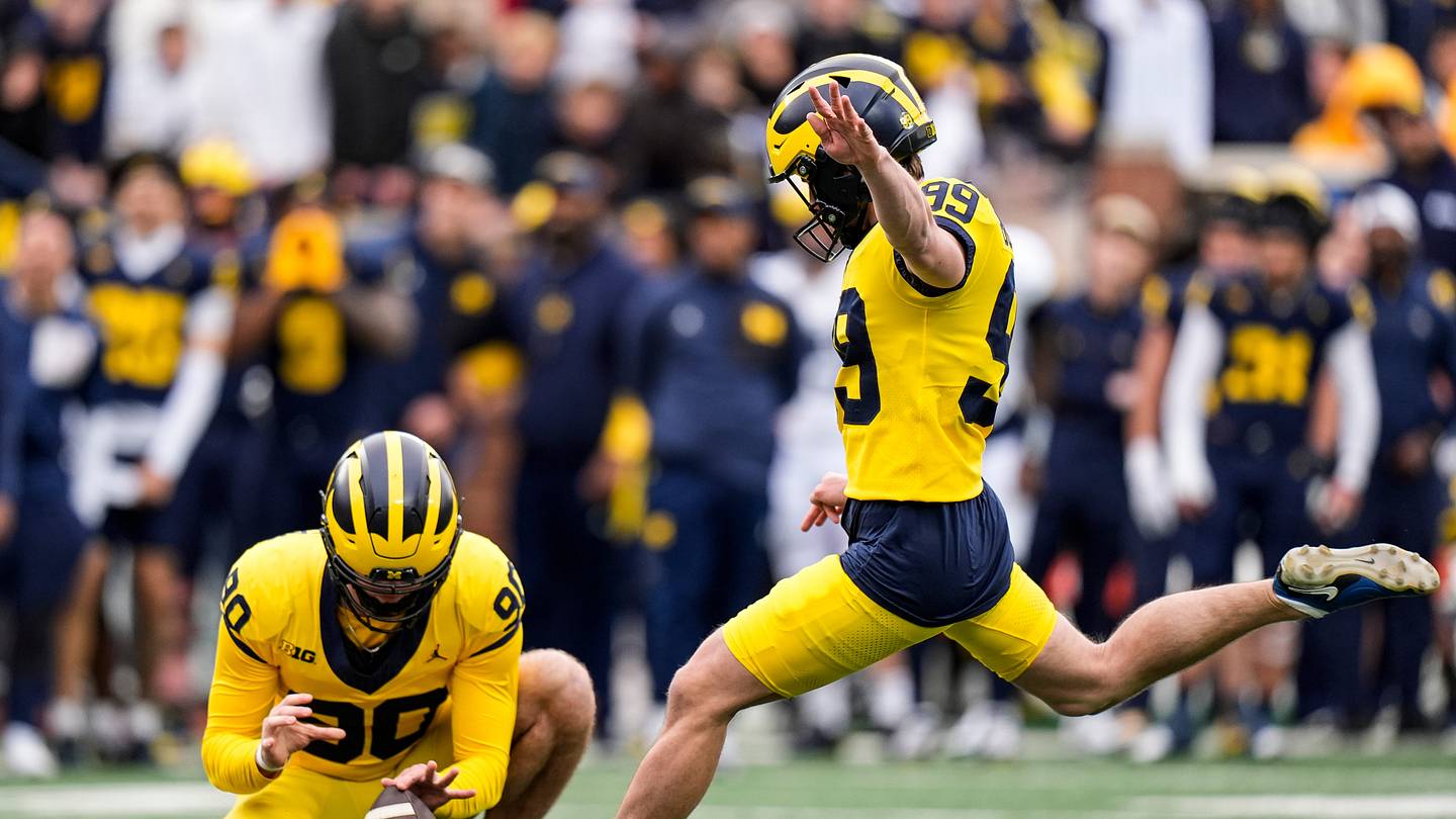 Kerry Coombs supervisiona la special teams della Michigan durante un allenamento, con attenzione al lancio e alla ricezione