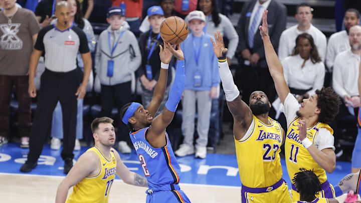 Gilgeous-Alexander (center) put up 42 points against the Lakers on Tuesday.