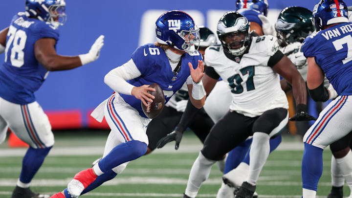 Oct 9, 2025; East Rutherford, New Jersey, USA; New York Giants quarterback Jaxson Dart (6) scrambles with the ball against the Philadelphia Eagles during the first quarter of the game at MetLife Stadium. Mandatory Credit: Vincent Carchietta-Imagn Images Oct 9, 2025; East Rutherford, New Jersey, USA; New York Giants quarterback Jaxson Dart (6) scrambles with the ball against the Philadelphia Eagles during the first quarter of the game at MetLife Stadium. Mandatory Credit: Vincent Carchietta-Imagn Images
