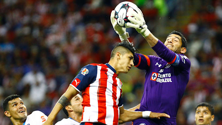 En el Apertura 2016, Alan Pulido venció a Jesús Corona para darle el último triunfo de Chivas sobre Cruz Azul en el Estadio Akron.