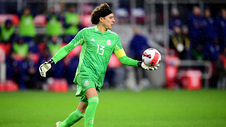 El portero Guillermo Ochoa