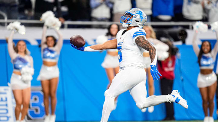 Detroit Lions running back David Montgomery (5) runs for a touchdown against Dallas Cowboys during the first half at Ford Field in Detroit on Thursday, Dec. 4, 2025.