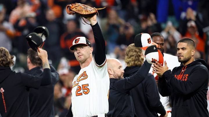 Sep 23, 2026; Baltimore, Maryland, USA; Baltimore Orioles first baseman Pete Alonso (25) waives to the fans after Game 2 of a doubleheader against the Toronto Blue Jays at Oriole Park at Camden Yards. Mandatory Credit: Daniel Kucin Jr.-Imagn Images Sep 23, 2026; Baltimore, Maryland, USA; Baltimore Orioles first baseman Pete Alonso (25) waives to the fans after Game 2 of a doubleheader against the Toronto Blue Jays at Oriole Park at Camden Yards. Mandatory Credit: Daniel Kucin Jr.-Imagn Images