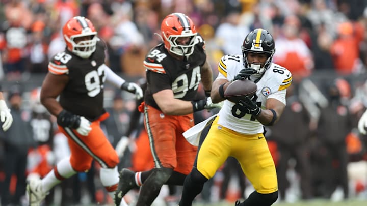 Dec 28, 2025; Cleveland, Ohio, USA; Pittsburgh Steelers tight end Jonnu Smith (81) catches a fumble in the second quarter against the Cleveland Browns at Huntington Bank Field. Mandatory Credit: Scott Galvin-Imagn Images