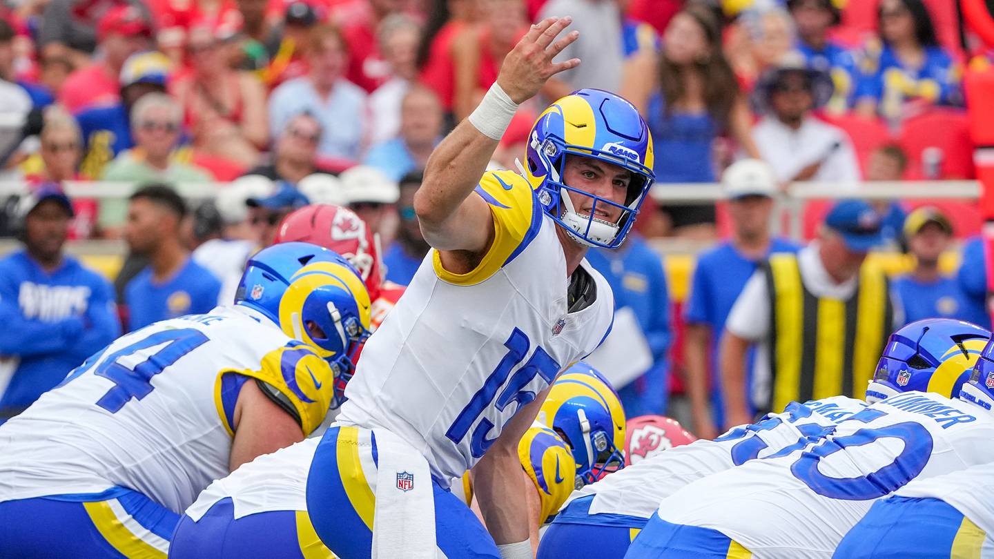 Il quarterback dei Rams Ty Simpson lancia due touchdown durante il pre-season contro i Chiefs a Arrowhead Stadium