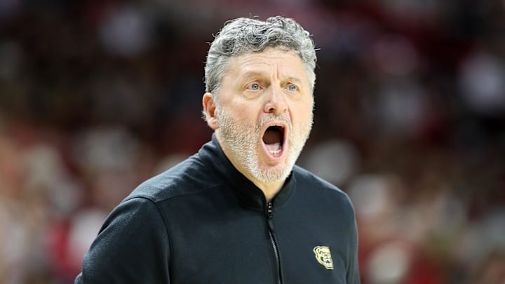  Oakland Golden Grizzlies head coach Greg Kampe 