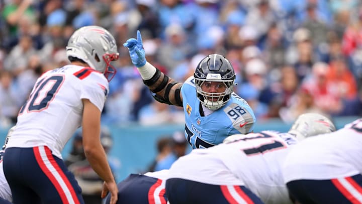 Oct 19, 2025; Nashville, Tennessee, USA; Tennessee Titans defensive tackle Jeffery Simmons (98) gestures before New England Patriots quarterback Drake Maye (10) snaps the ball during the first half at Nissan Stadium. Mandatory Credit: Steve Roberts-Imagn Images Oct 19, 2025; Nashville, Tennessee, USA; Tennessee Titans defensive tackle Jeffery Simmons (98) gestures before New England Patriots quarterback Drake Maye (10) snaps the ball during the first half at Nissan Stadium. Mandatory Credit: Steve Roberts-Imagn Images