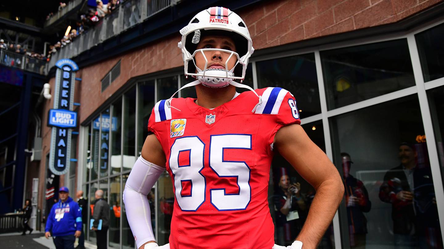 Patriots Make Important Financial Move with Hunter Henry's Contract