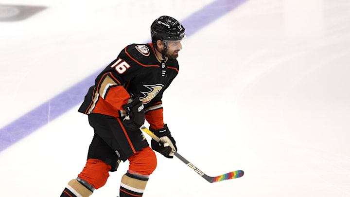 Chicago Blackhawks v Anaheim Ducks