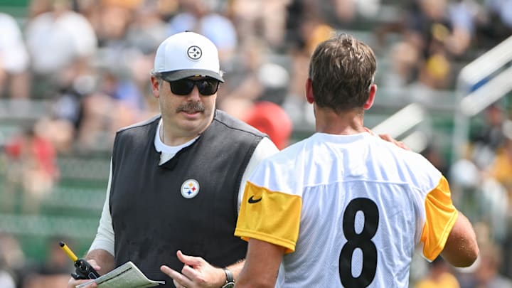 Jul 25, 2025; Pittsburgh, PA, USA; Pittsburgh Steelers offensive coordinator Arthur Smith talks with quarterback Aaron Rodger