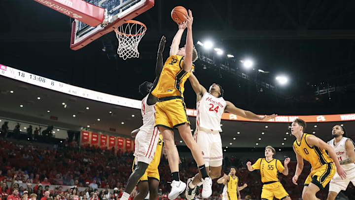 Nov 12, 2025; Houston, Texas, USA; Oakland Golden Grizzlies forward Isaac Garrett (32) attempts to grab a rebound away from Houston Cougars forward Chase McCarty (24) during the first half at Fertitta Center. Mandatory Credit: Troy Taormina-Imagn Images Nov 12, 2025; Houston, Texas, USA; Oakland Golden Grizzlies forward Isaac Garrett (32) attempts to grab a rebound away from Houston Cougars forward Chase McCarty (24) during the first half at Fertitta Center. Mandatory Credit: Troy Taormina-Imagn Images