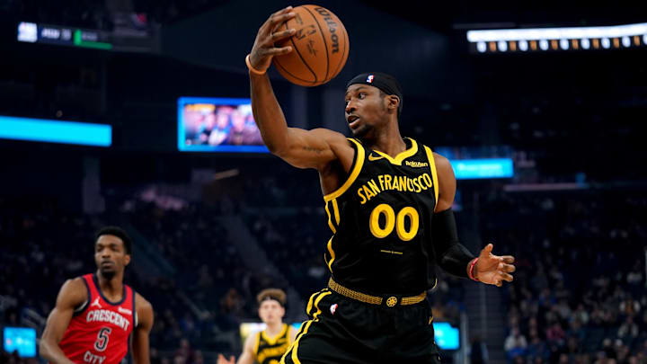 Golden State Warriors forward Jonathan Kuminga (00) holds onto the ball against the New Orleans Pelicans in the first quarter at the Chase Center. Mandatory Credit: Cary Edmondson-Imagn Images