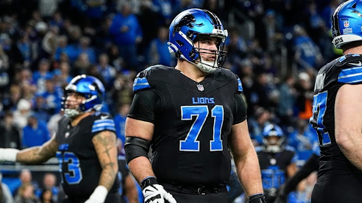Detroit Lions guard Kevin Zeitler (71) warms up before the game between Detroit Lions and Minnesota Vikings at Ford Field in Detroit on Sunday, Jan. 5, 2025.