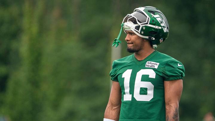 New York Jets tight end and 1st round draft pick Kenyon Sadiq (16) takes a water break during a practice for the New York Jets at their training facility on Wednesday, July 29, 2026, in Florham Park. New York Jets tight end and 1st round draft pick Kenyon Sadiq (16) takes a water break during a practice for the New York Jets at their training facility on Wednesday, July 29, 2026, in Florham Park.